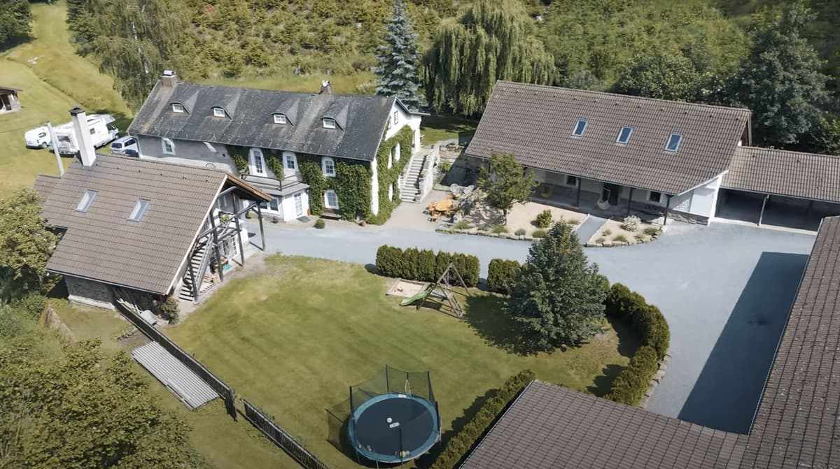 Paběnický mlýn — letecký pohled na areál