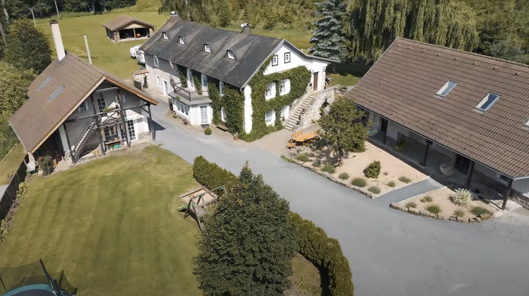 Paběnický mlýn — areál s budovami pro ubytování