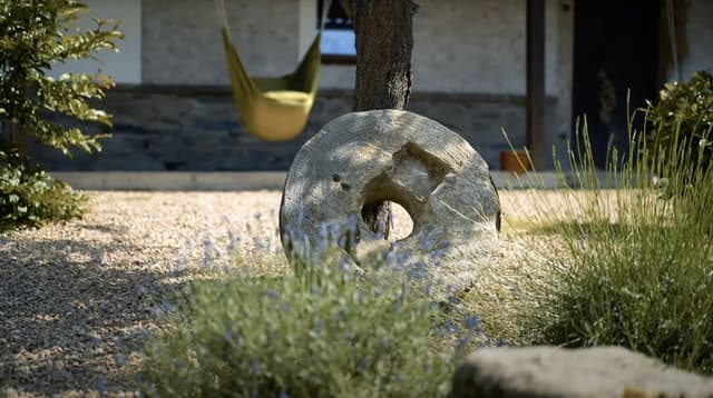 Paběnický mlýn — zahrada s mlýnským kamenem